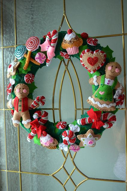 guirlanda de doces Christmas Wreath by sushicandy Fete Saint Patrick, Candy Wreath, Christmas Fireplace Decor, Felt Christmas Decorations, Xmas Wreaths, Christmas Fireplace, Felt Christmas Ornaments, Christmas Sewing, Noel Christmas