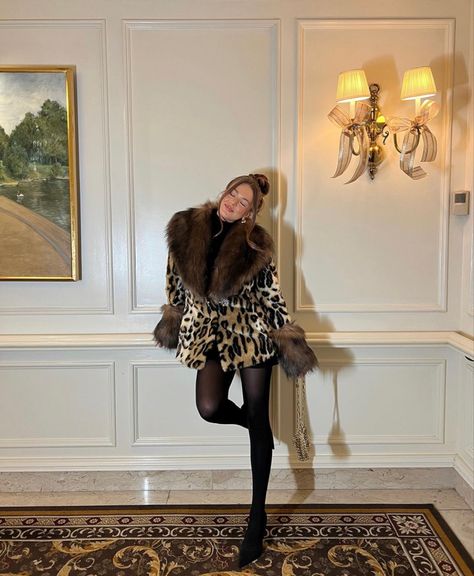 Fall Leopard Outfits, Leopard Winter Outfit, Classy Holiday Outfits, Winter Outfits With Tights, Sophie Suchan, Leopard Fur Coat, Winter Birthday Outfit, Ski Outfits, Fur Coat Outfit