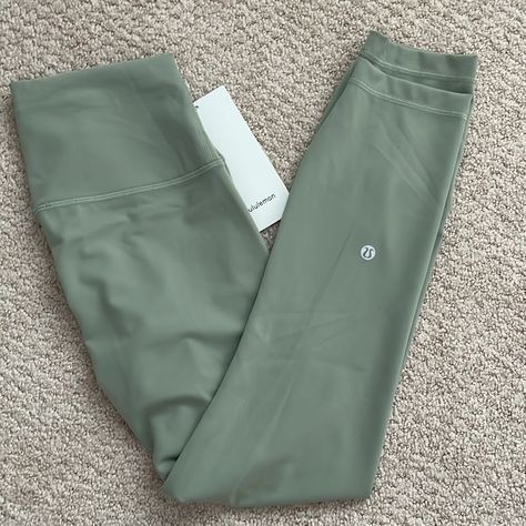 Nwt Lululemon Wunder Train High-Rise Crop 23" Laurel Green Size 6 New To Poshmark? Use Code Sashimi12345 When You Sign Up For $10 Off! Lululemon Wishlist, Clothe Shop, Green Lululemon Leggings, Sporty Clothes, Light Grey Leggings, Lulu Outfits, Green Lululemon, Laurel Green, High Waisted Black Leggings