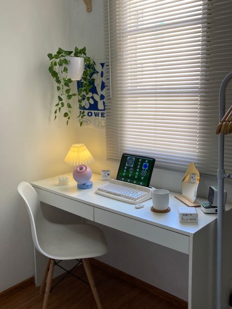 E Aesthetic, Office Vibes, White Room Decor, Dekorasi Kamar Tidur, Pinterest Room Decor, Study Room Decor, Room Deco, Small Room Design, Cozy Room Decor