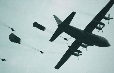 C130 troop jump over Ft Bragg, North Carolina C130 Hercules, Airborne Army, Sky Diving, Military Aesthetic, Military Wallpaper, Fort Bragg, Band Of Brothers, Skydiving, Hercules