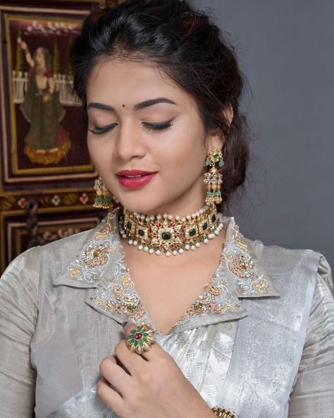 Collar Blouse Work Designs, Collar Neck Design For Blouse, Collar Neck Blouses For Sarees, Blouse Design With Collar Neck, High Neck Jewelry, Collar Neck Work Blouse Designs, Collar Neck Dress Designs, Collar Neck Blouse Designs Saree, Blouse Collar Design