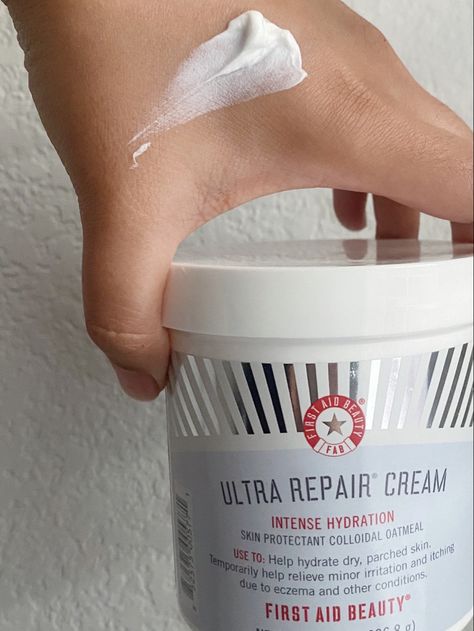 Ultra Repair Intense Hydration First Aid Beauty First Aid Beauty Moisturizer, First Aid Beauty Aesthetic, Ultra Repair Cream, Moisturizer For Face, Routine Aesthetic, Face Skin Care Routine, Skin Secrets, First Aid Beauty, Skin Products