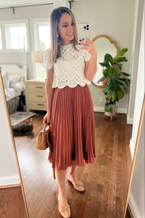 Outfit idea for church via pumps and push-ups blog | pleated skirt outfit | petite style | fall outfits Moda Over 40, Church Outfit Ideas, Skirt Styling, Outfit For Church, Western Gown, Transitional Fashion, Country Tees, Modesty Outfits, Trendy Dress Outfits