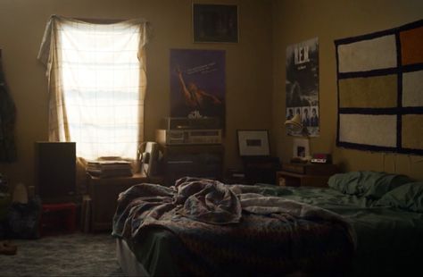 Stranger Things Dr Bedroom, Jonathan Byers Room, Dating Jonathan Byers Aesthetic, Byers House Stranger Things, Will Byers House, Reza Core, Stranger Things Byers House, Hawkins Visualization, Stranger Things Bedroom