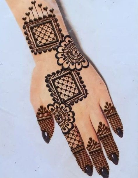 Simple Mehandi Design For Kids Full Hand, Cute Mehndi Designs Aesthetic, Mehindhi Design Simple Modern, Mahndi Pic Simple, Mehendi Designs For Beginners, Back Hand Mehndi Designs Simple, Tattoo Design Mehndi, Mehndi Clothes, Mehandi Design For Hand