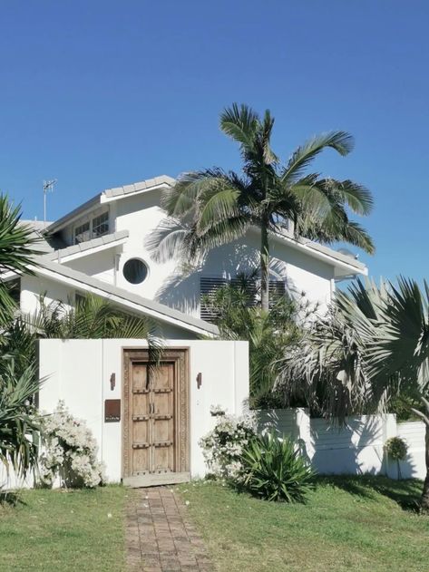 Byron Bay House Exterior, Byron Bay Architecture, Byron Bay House, Peaceful House, Modern Mediterranean Home, Surf Room Decor, Pool Surrounds, Byron Bay Beach, Surf Room