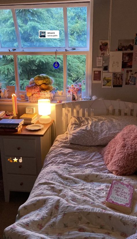 Aesthetic Bedroom Small Room, Room With Twin Bed Ideas, Couch In Small Bedroom, Dreamy Room Cozy Bedroom Romantic, Cute Small Rooms, Bed Next To Window, Easy Room Ideas, Room Ideas Coquette, Throw Pillows Aesthetic