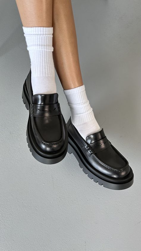 Black women's loafers with a thick sole - a stylish combination of comfort and elegance. Perfect for everyday and special occasions. Everyday Footwear For Women, Stylish Loafers For Women, Loafers Aesthetic, Female Loafers, Cute Loafers, Loafers For Women Outfit, Trendy Loafers, Womens Loafers Black, Loafers Summer