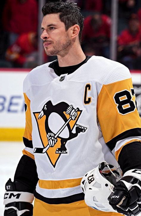 Sydney Crosby, Hockey Game Outfit, Nhl Hockey Players, Ice Hockey Players, Penguin Love, Pittsburgh Penguins Hockey, Penguins Hockey, Sidney Crosby, Hockey Games