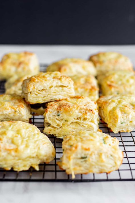 Cheese And Chive Scones, Savory Scones Recipe, Baked Scones, Cheese Scone Recipes, Homemade Pastry, Scone Recipes, Sourdough Starter Discard Recipe, Cheese Scones, Savory Scones