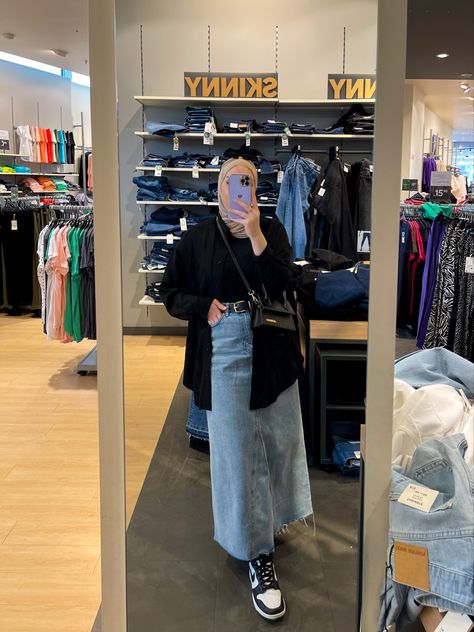 Rok Jeans Hijab Ootd, Jeans Skirt Outfit Hijab, Ootd Rok Jeans Hijab, Modest Denim Skirt Outfit, Denim Skirt Winter, Jean Skirt Outfits Summer, Long Denim Skirt Outfits, Skirt Outfits For Women, Denim Skirt Outfit Summer