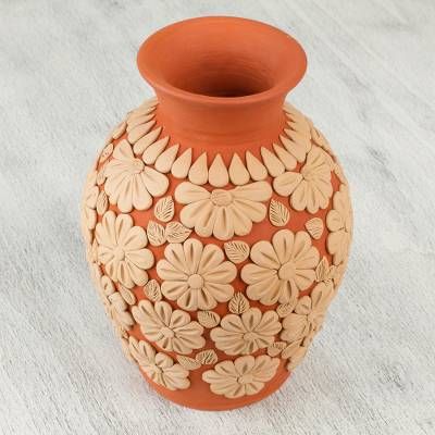 Mexican Vases Pottery, Vase Clay Design, Clay Art On Pot, Mexican Barro Decor, Lipon Work, Mexican Vases, Wallputty Crafts, Oaxacan Pottery, Pottery Pictures