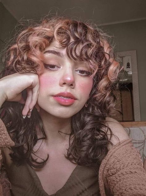 Curly Pink Hair, Pink Short Hair, Underneath Hair Color Ideas, Soft Girl Makeup, Underneath Hair Color, Long Curly Haircuts, Random Oc, Dyed Curly Hair, Underneath Hair