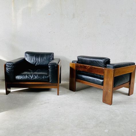 Barcelona Chair Living Room, Black Leather Armchair, Tobia Scarpa, Black Leather Sofas, Vintage Interior Design, Three Seat Sofa, Vintage Interior, Barcelona Chair, Arm Chairs