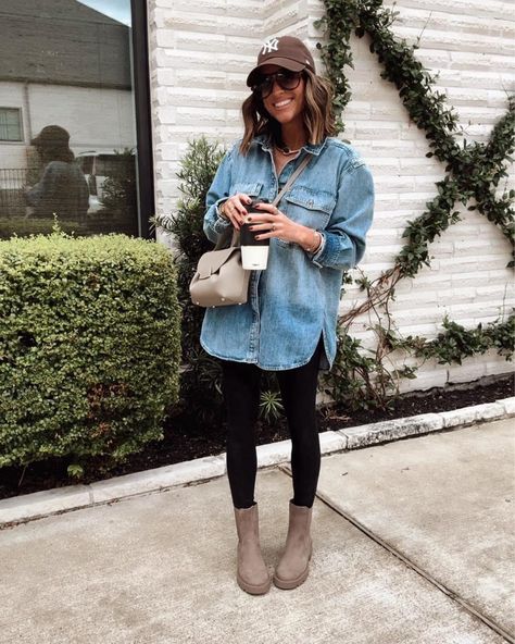 Jean Jacket Outfits Fall, 70 Degree Weather Outfit, Green Leggings Outfit, Hat Outfit Fall, Fall Outfits With Hats, Leggings Outfit Winter, Omega Necklace, Jacket Outfit Women, Jean Jacket Outfits