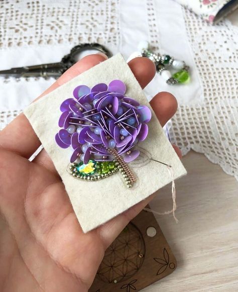 Hydrangea Brooch DIY Brooch Kit Pin Making Kit Beaded - Etsy Canada Beaded Brooch Tutorial, Handmade Brooches Ideas, Beads Needle, Diy Brooch, Free Beading Tutorials, Boho Jewelry Diy, Hand Beaded Embroidery, Beaded Spiders, Fabric Flower Brooch