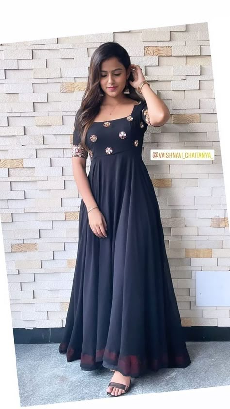 Normal Blouse Designs, Normal Blouse, Designer Anarkali Dresses, Long Frock Designs, Long Gown Design, Simple Frocks, Anarkali Dress Pattern, Baby Frock, Long Dress Design