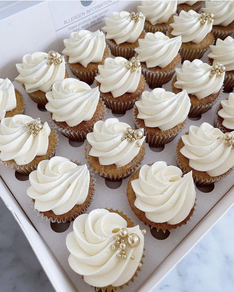 White Cupcakes With Pearls, Cupcakes Decoration For Wedding, Bridal Cupcakes Ideas, Wedding Cupcakes Ideas Simple, Simple Wedding Cupcakes, White And Gold Cupcakes, White Wedding Cake Cupcakes, Bridal Cupcakes, White Wedding Cupcakes