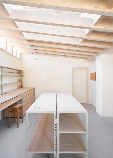 Alder Brisco, Nick Dearden - Building Narratives · Studio Nencini · Divisare Rustic Art Studio Work Spaces, Architecture Studio Workspace, Art Studio Furniture, Atelier Furniture, Art Studio Ideas, Garage Art Studio, Woodworking Studio, Small Utility Room, Art Studio Space