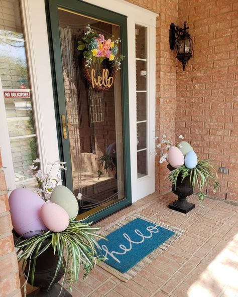 Easter Decorating Ideas Front Porches, Easter Front Porch Ideas, Easter Front Porch Decor, Easter Front Porch, Old Fashioned Christmas Decorations, Porch Garland, Springtime Decor, Easter Porch, Easter Porch Decor