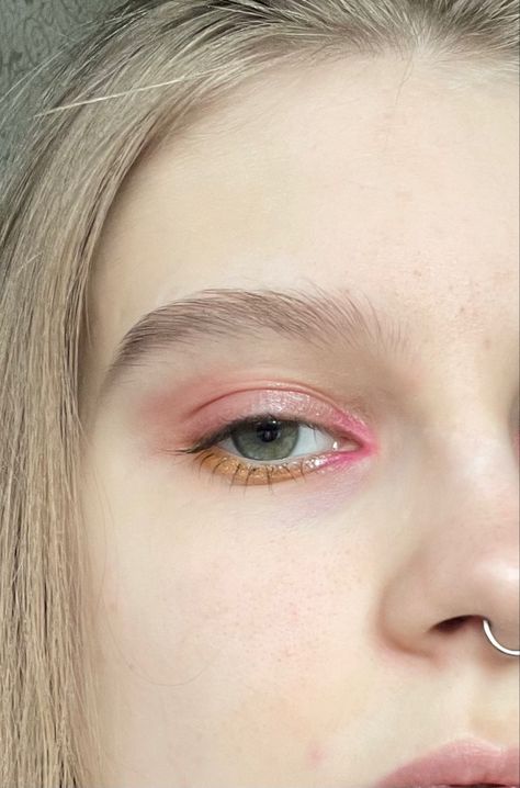 Natural Colorful Makeup, Colourful Eyeliner Looks, Pastel Eyeshadow Looks, Coral Eye Makeup, Slay Makeup, Pastel Eyeshadow, Eye Makeup Brushes, Dope Makeup, Colorful Eye Makeup