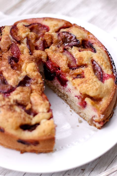 An Easy Italian Plum Cake that is made with the season's beautiful Italian plums. This super soft and delicious cake can be customized with different fruits and can be enjoyed all year long! Perfect for breakfast, or for dessert. Plums Recipes Dessert, Plum Recipes Cake, Plum Cake Recipe, Plum Dessert, Vegan Apple Cake, Plum Recipes, Recipes Italian, Fruit Cakes, Baked Treats