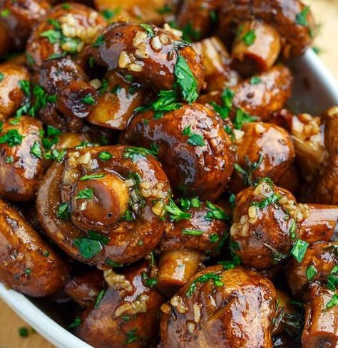 Garlic Butter Roasted Mushrooms, Roasted Garlic Mushrooms, Herb Potatoes, Garlic Mushrooms Recipes, Butter Mushrooms, Mushroom Side Dishes, Balsamic Mushrooms, Creamy Mashed Cauliflower, Garlic Butter Mushrooms