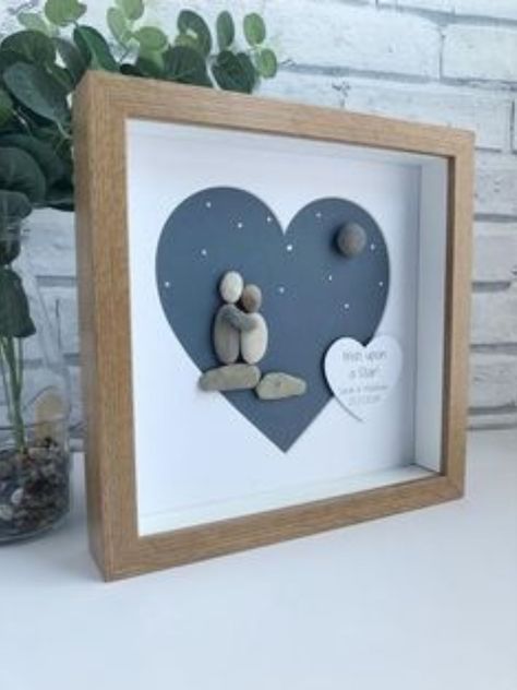 Picture Valentines, Valentines Frames, Valentine Picture, Art Valentines, Pebble Art Family, Art Pierre, Pebble Pictures, Cadeau Diy, Gift Diy