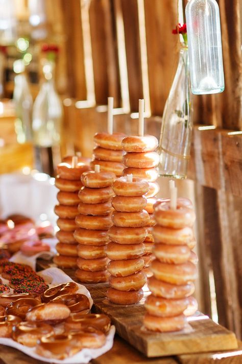 Wedding Cakes Alternatives, Donut Stack, Wedding Venues Georgia, Donut Bar Wedding, Barn Wedding Cakes, Cakes Unique, Donut Display, Krispy Kreme Donuts, Cake 5