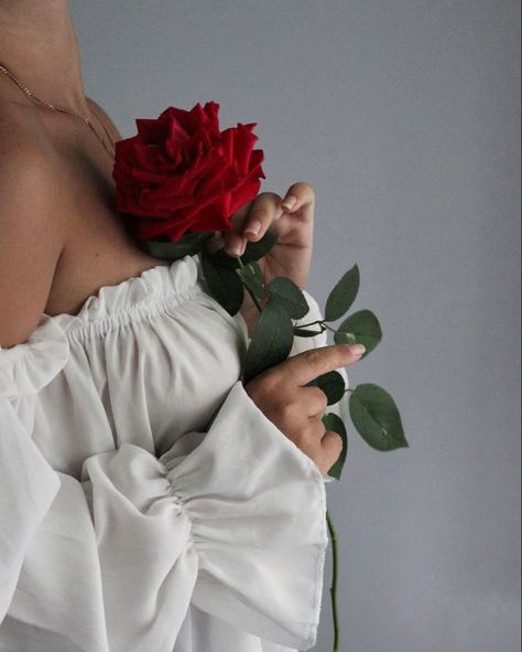 Woman With Roses Photography, Woman Holding Flowers Aesthetic, Rose Photography Woman, Lady In Red Aesthetic, Photoshoot With Roses Photo Ideas, Red Rose Photoshoot, Red Roses Photoshoot, Pictures With Roses, Photoshoot With Roses