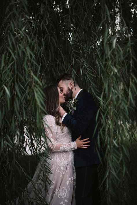 Willow Tree Wedding, Italian Vineyard, Moody Wedding Photography, Wedding Fotos, Sea Of Love, Wedding Image, Chicago Wedding Venues, Wedding Photography Styles, Wedding Photography Tips