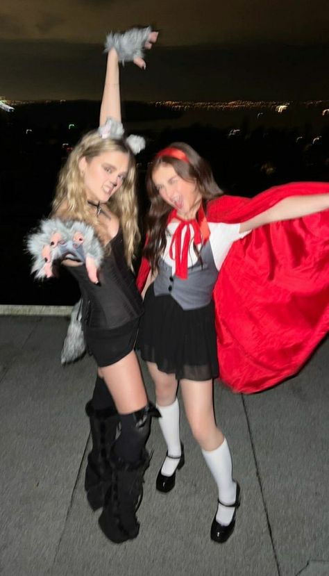 halloween 2022 Lizzy Greene, Halloween Duos, Classy Halloween Costumes, Duo Costumes, Trio Halloween Costumes, Hot Costume, Pretty Halloween Costumes, Duo Halloween Costumes, Couples Halloween Outfits