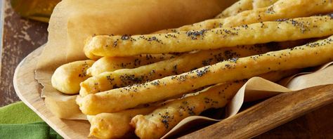 These savory breadsticks are ready to enjoy in just 40 minutes. Gf Breadsticks, Garlic Sticks, Gluten Free Breadsticks, Bread Ideas, Pan Sin Gluten, Bread Sticks, Gf Bread, Savoury Recipes, Baked Goodies