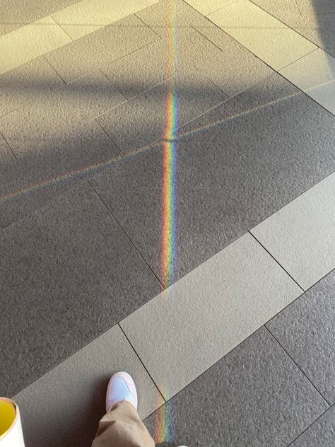 Caminando y veo esto😍😍😍 Tile Floor, Rainbow, Flooring, Texture, Lifestyle