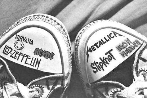 Music and converse... what else you need<3 Converse Drawing, Diy Converse, Doodle Shoes, Sharpie Shoes, Dani California, Converse Design, Grunge Shoes, Converse Aesthetic, Cute Converse