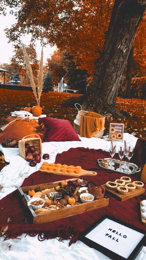 Fall Picnic With Friends, Autumn Date Ideas Aesthetic, Halloween Themed Picnic, Fall Picnic Setup, October Picnic Ideas, Fall Picnic Photoshoot Friends, Fall Picnic Date Ideas, Fall Brunch Aesthetic, Friendsgiving Picnic Ideas