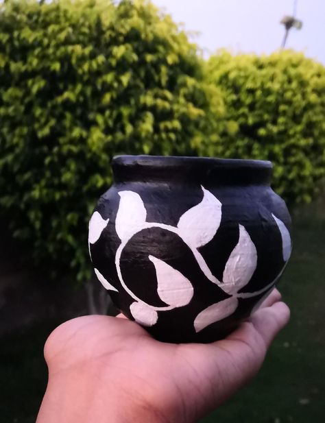 Easy Hand painted black and white pot for succelents Hand Painted Pots Diy Easy, Painted Pots Diy Easy, Aesthetic Pot Painting, Black Pot Painting Ideas, Painting Flower Pots Ideas Simple, Small Pot Painting Ideas, Pot Painting Ideas, Custom Pottery, Garden Rack