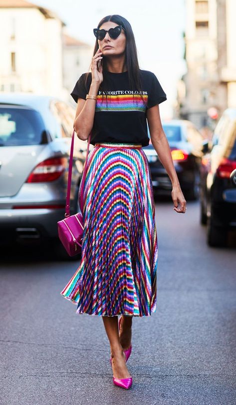 The midi skirt is a classic staple everyone needs in their wardrobe. Here's how to wear a midi skirt like a street style star. Italian Street Style, Wasp Waist, Rok Outfit, Skirt Diy, Walking Down The Street, Giovanna Battaglia, Model Street Style, Studio 54, Urban Street Style