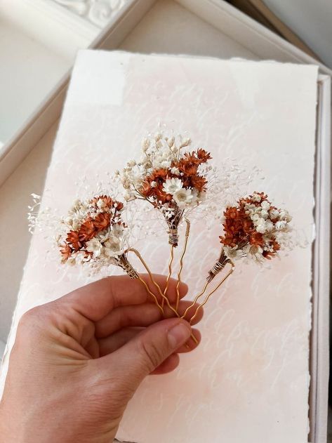 Boho Hair Comb Wedding, Dried Floral Hair Piece, Boho Hair Flowers, Fall Hair Pieces For Wedding, Terracotta Wedding Hair Piece, Fall Wedding Hair Accessories, Dry Flower Hair Accessories, Rustic Bridal Hairstyles, Dried Flower Hair Pins