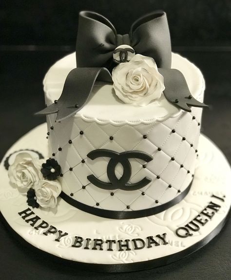 Chanel Cake Ideas, Chanel Torte, Chanel Cakes, Chanel Birthday Cake, Channel Cake, Chanel Cake, Chanel Birthday, Whiskey Cake, Inside Cake