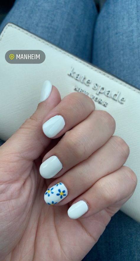 Daisy Nail Art Short Nails, Gel Nails Short Spring, White Nails With Yellow Flower, Blue And Yellow Flower Nails, White Nails Blue Flowers, White Nails With Blue Flowers, Blue And Yellow Nails Designs, Nails Summer Gel, Malaysia Outfit