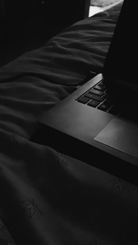 Netflix And Chill Tumblr, Bed Dark, Easy Coffee Recipes, Study Pictures, Computer Backgrounds, Books Aesthetic, Dark Wallpaper Iphone, Mood Instagram, Cool Instagram Pictures