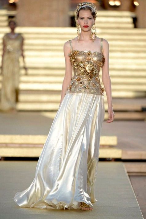 Dolce Gabbana Alta Moda, Fancy Stuff, Collection Couture, Vogue Germany, Fantasy Dress, Dress Inspiration, Dolce E Gabbana, Play Dress, Vintage Vogue