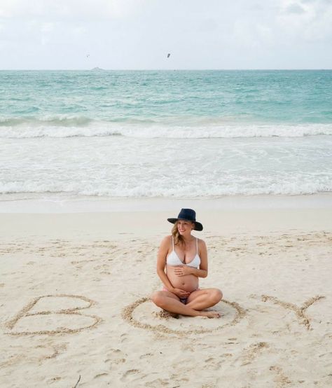 Creative Gender Reveal Ideas, Pregnancy Photoshoot Beach, Maternity Shoot Beach, Beach Maternity Pictures, Maternity Photography Beach, Summer Family Pictures, Maternity Photography Poses Outdoors, Baby Bump Pictures, Cute Pregnancy Pictures