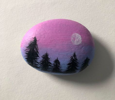 Rock Art Sunset, Sunset Rock Painting Easy, Pink Painted Rocks Ideas, Mini Stone Painting, Pink Painted Rocks, Rock Painting Ideas Sunset, Sunset Rock Painting, Pink Sky Painting, Rock Painting Flowers