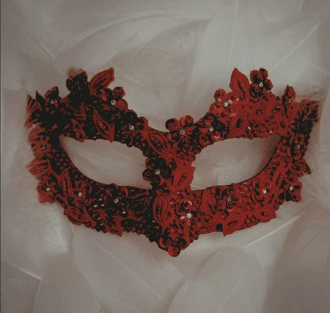 Maroon Masquerade Mask, Red Black And Gold Outfit Ideas, Red And Black Masquerade Mask, Masked Ball Outfit, Mascara Party, Masquerade Mask Aesthetic, Red Mask Masquerade, Red Masquerade Mask, Mascarade Ball