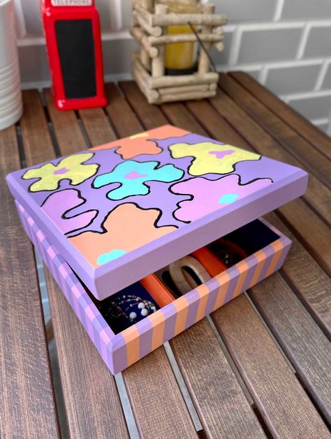 Aesthetic Jewelry Box Painting, Photo Box Painting Ideas, Box Design Ideas Paint, Decorate Jewelry Box Diy, Painting Ideas On Wooden Boxes, Painting Cardboard Boxes Ideas, Cute Box Decorating Ideas, Painting Boxes Wooden, Paint Box Design