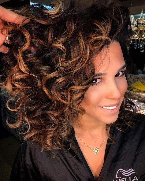 Black Hair with Caramel Highlights and Curls Curly Highlights, Κούρεμα Bob, Brown Hair With Caramel Highlights, Dark Curly Hair, Highlights Curly Hair, Brown Curly Hair, Hair Color Caramel, Black Hair With Highlights, Colored Curly Hair