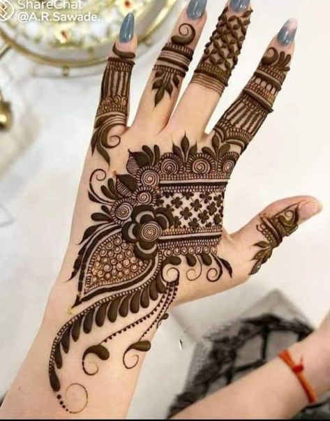 Tikki Aesthetic, Mehndi Designs Tikki, Front Hand Mehndi Designs Easy, Hand Mehndi Designs Easy, Aesthetic Henna Designs, Mehndi Designs Beautiful, Mehandi Tutorial, Henna Design Simple, Aesthetic Henna